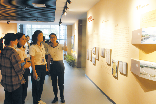 “学档案知识、赢话费礼品”活动在龙湾区档案馆展厅开展