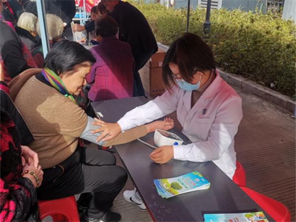 娄桥社区开展“红色星期天”党员为老志愿服务活动