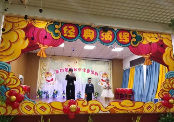 朝霞社区：开展迎新年童话剧表演活动