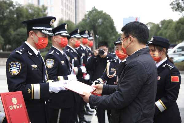 周一富参加庆祝第二个中国人民警察节活动 向全区公安民辅警致以节日祝贺和诚挚慰问