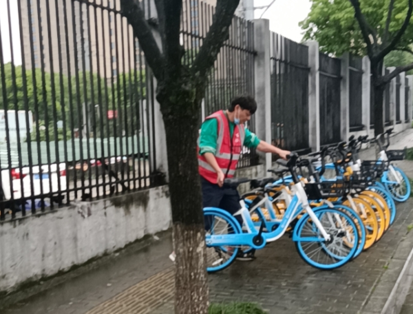 朝霞社区：开展共享单车整治行动