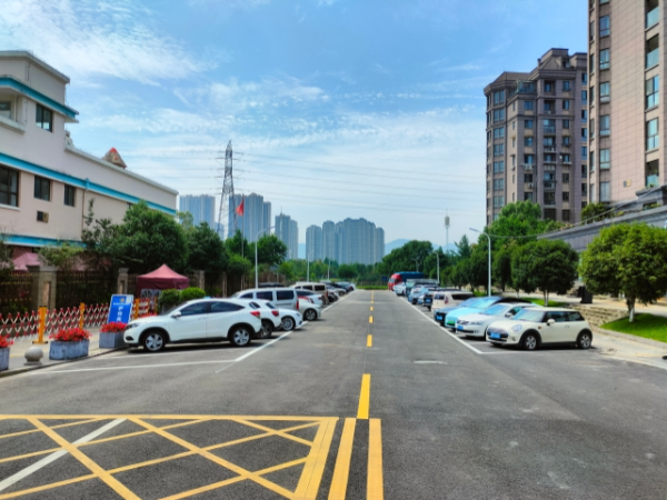 朝霞社区：开展断头路停车场提升改造工作
