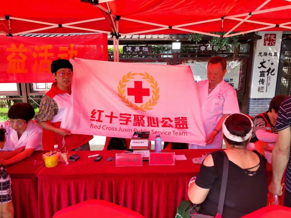 联点共建 关爱邻里 ――龙湾区红十字会在龙腾文化礼堂开展义诊便民服务