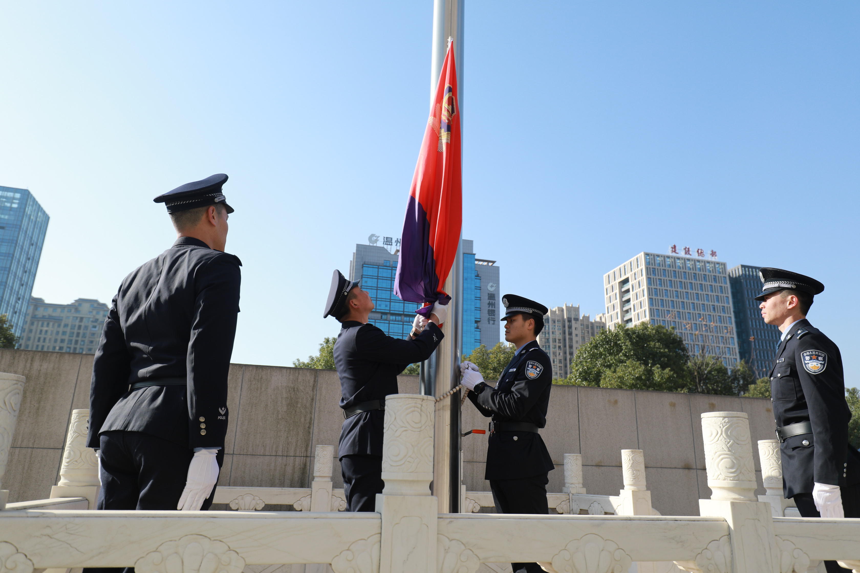 致敬人民警察!龍灣公安慶祝首個