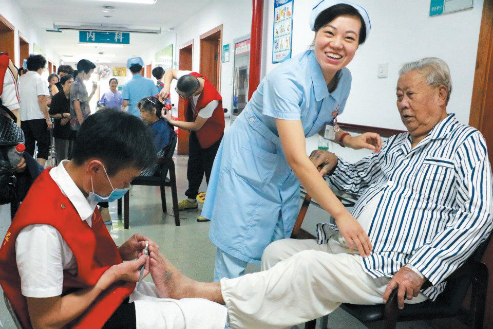 志愿者在医院开展人文关怀公益服务