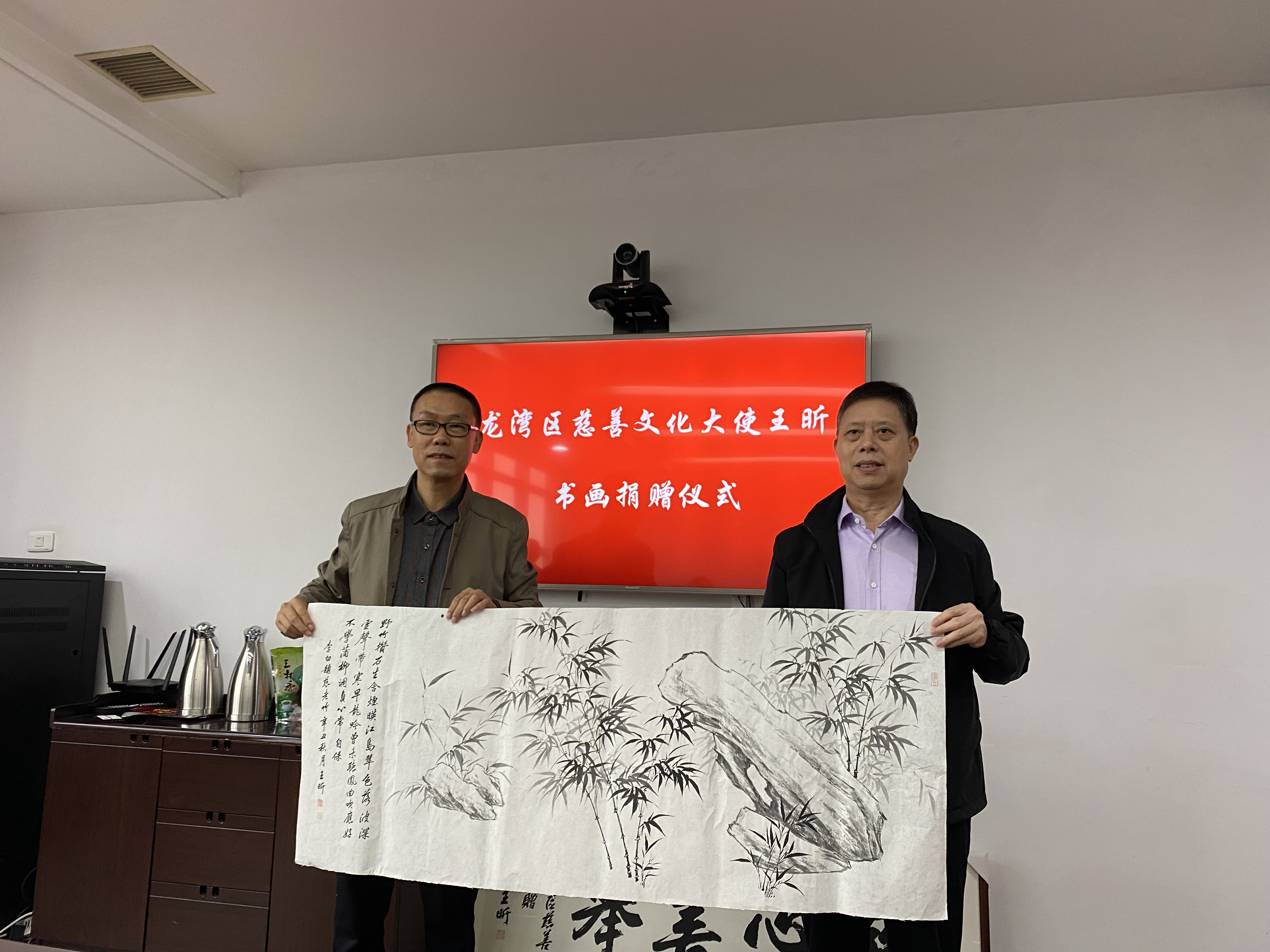 10月21日下午,书法家王昕将自己创作的《橘颂》,《竹石图》等50多幅