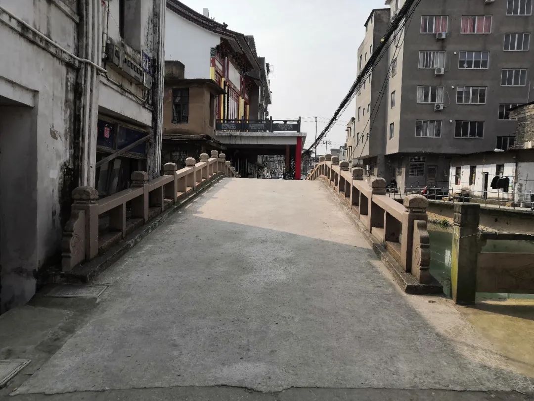 文 王乐天殿前中路北起浬浦桥,南至普明堂,道路笔直,它是当时白水乡